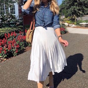 Theory size 4 pleated ivory white skirt
